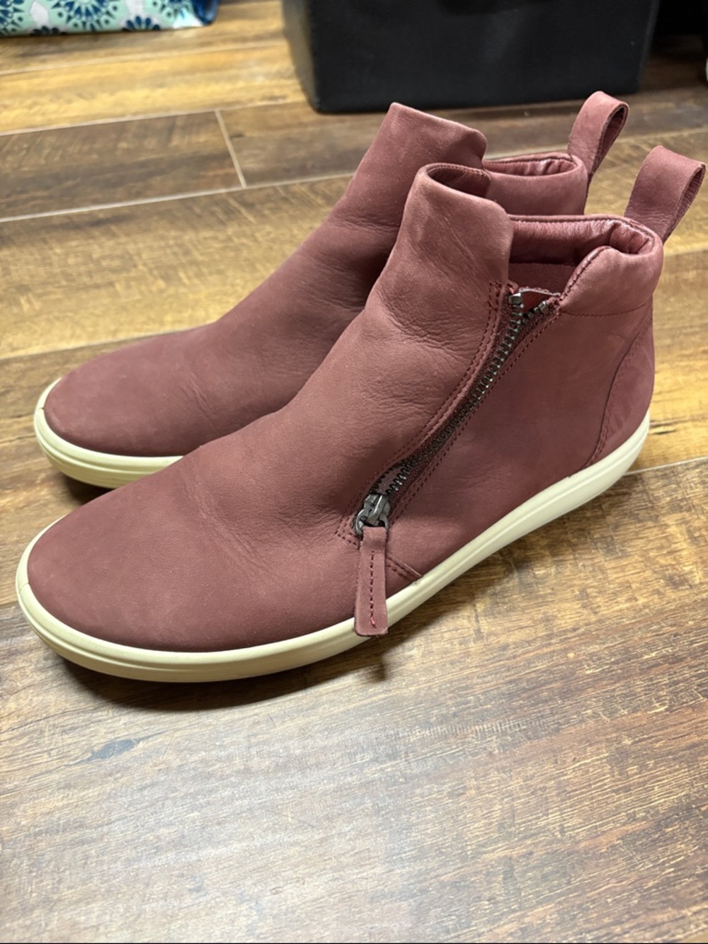Ecco burgundy side zip Sneakers
